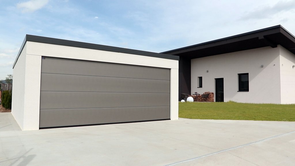 Montovaná dizajnová dvojgaráž s pultovou strechou
