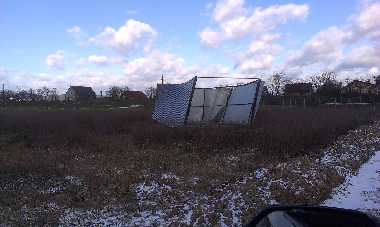 Odf&uacute;knut&aacute; plechov&aacute; gar&aacute;ž pre jedno auto