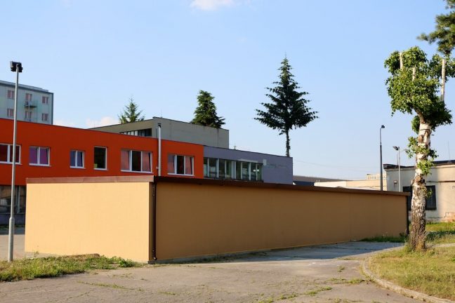 Plechové radové garáže s hotovou omietkou