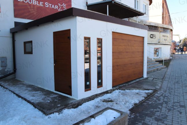 Montovaná garáž s bočnými dverami Hormann LPU40 vo farbe zlatý dub