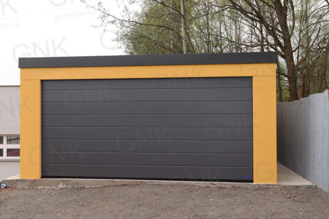 Garáž pre dve autá v kukuricovej omietke s antracitovou bránou Hormann