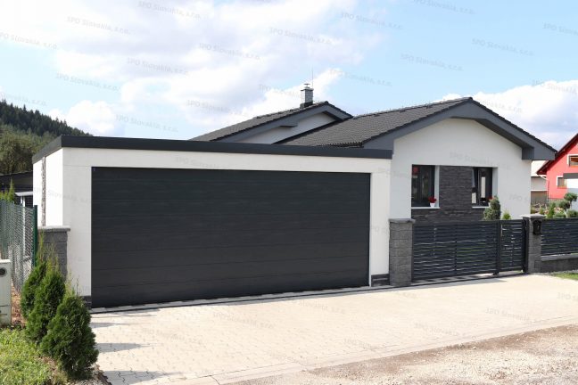 Moderná garáž pre dve autá pri rodinnom dome s antracitovou strechou