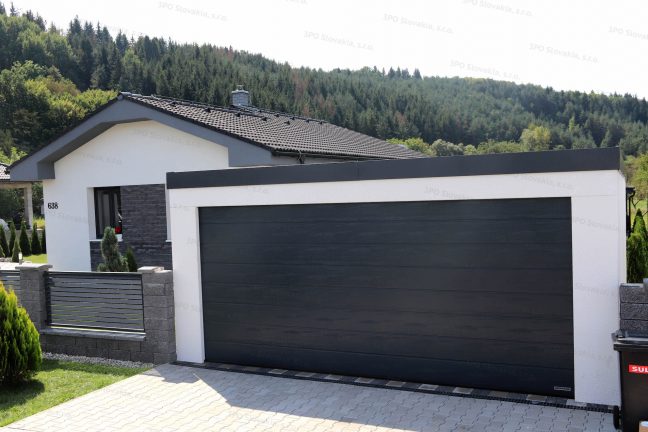 Montovaná garáž pre dve autá s garážovou bránou Hormann