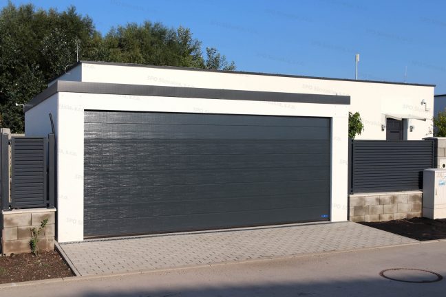 Moderná garáž pre dve autá pri modernom rodinnom dome