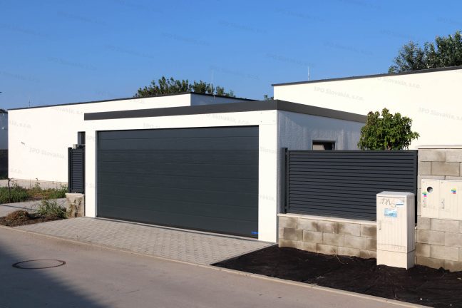 Garáž pre dve autá v bielej omietke