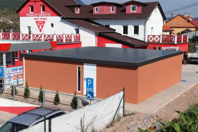 Montovaná garáž v tehlovej omietke s antracitovou strechou