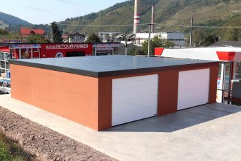 Dvojgaráž s dvoma úzkymi bránami Hormann v bielej farbe