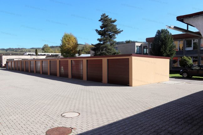 Radová garáž pre 15 áut v hnedej omietke