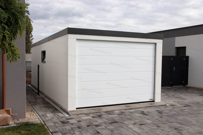 Garáž pre jedno auto v bielej omietke s antracitovou atikou