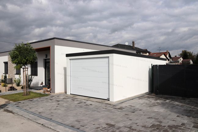 Jednogaráž s antracitovou strechou v bielej omietke