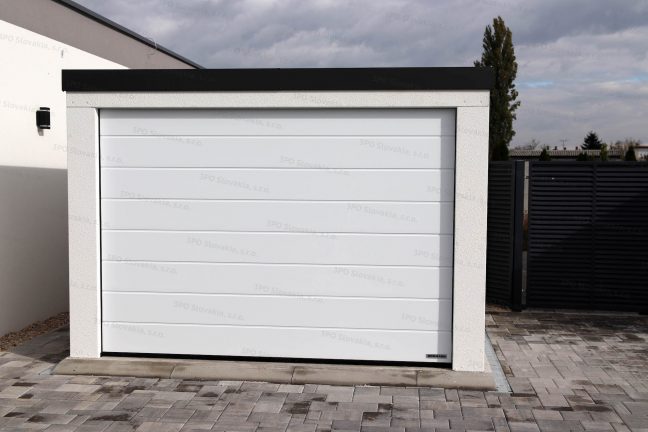 Garáž pre jedno auto s bielou omietkou a bielou bránou Hormann