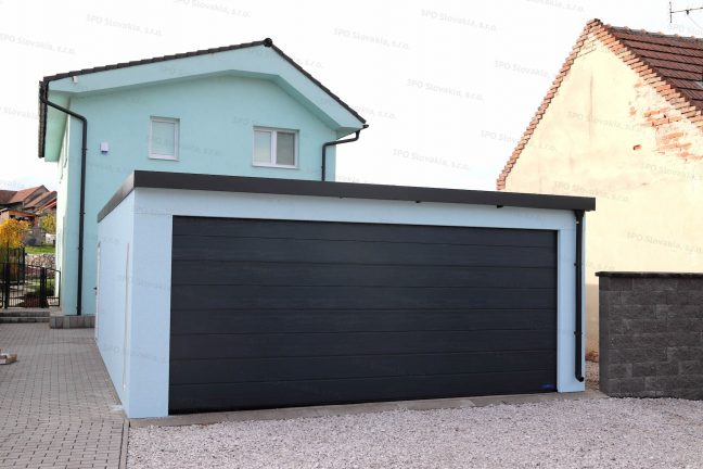 Garáž pre dve autá v atypickej mentolovej omietke