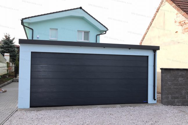 Montovaná garáž v mentolovej omietke s antracitovou garážovou bránou Hormann