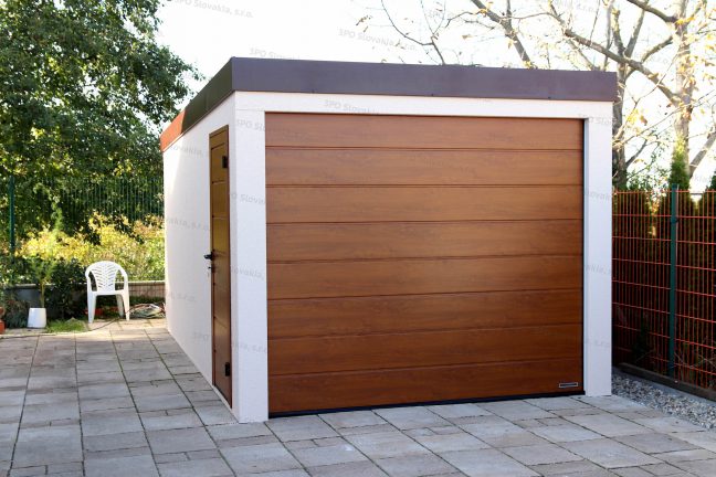 Garáž pre jedno auto v bielej omietke s hnedou strechou