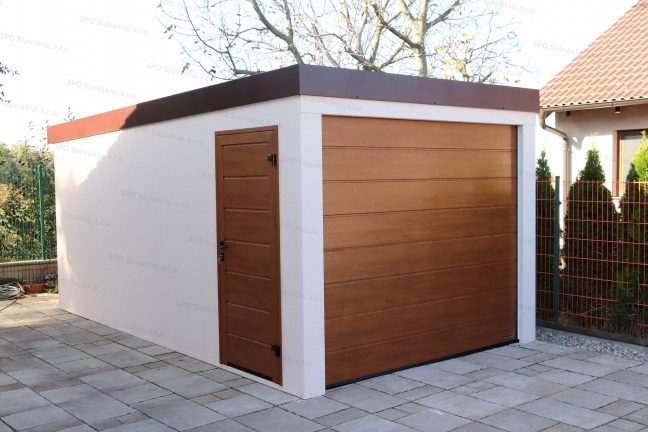 Moderná jednogaráž s bočnými dverami LPU40 a garážovou bránou vo farbe zlatý dub