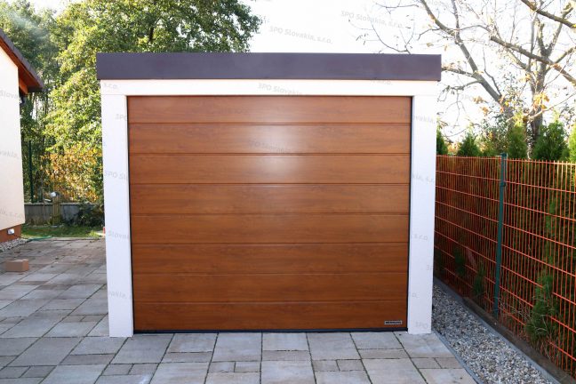 Garáž pre jedno auto s garážovou bránou Hormann vo farbe zlatý dub
