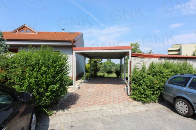 Montovaný oceľový prístrešok pre jedno auto