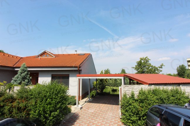 Prístrešok pre auto s tehlovou strechou