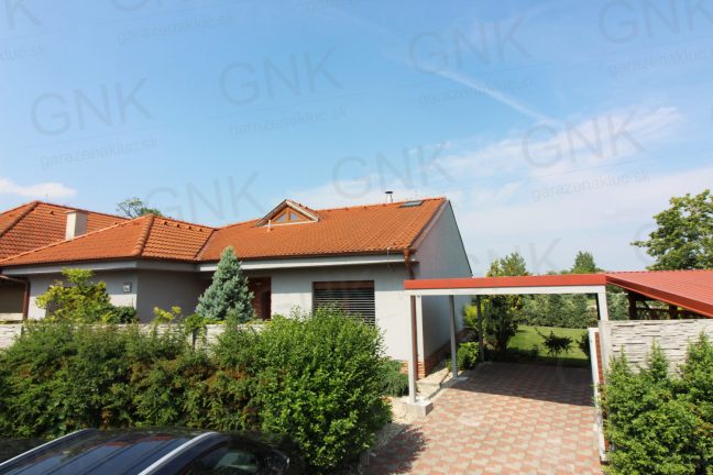 Montovaný prístrešok GARDEON pre auto v svetlosivej omietke