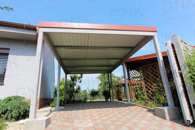 Montovaný prístrešok v svetlosivej omietke s tehlovou strechou