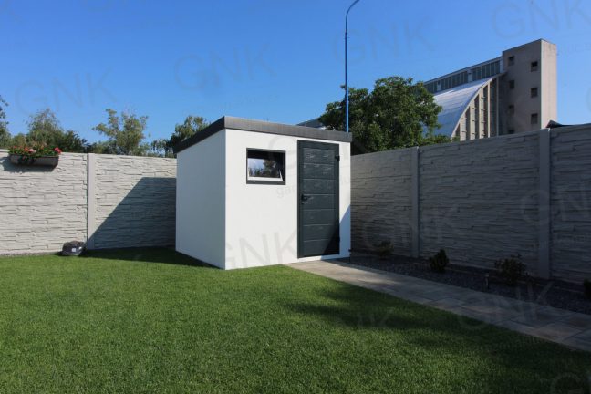 Moderný záhradný domček s dverami Hormann LPU40 a oknom Slovaktual