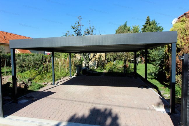 Oceľový prístrešok v antracitovej farbe s rovnou strechou