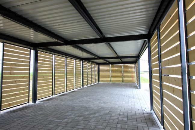 Prístrešok na fajčenie pri pohľade z vnútornej strany