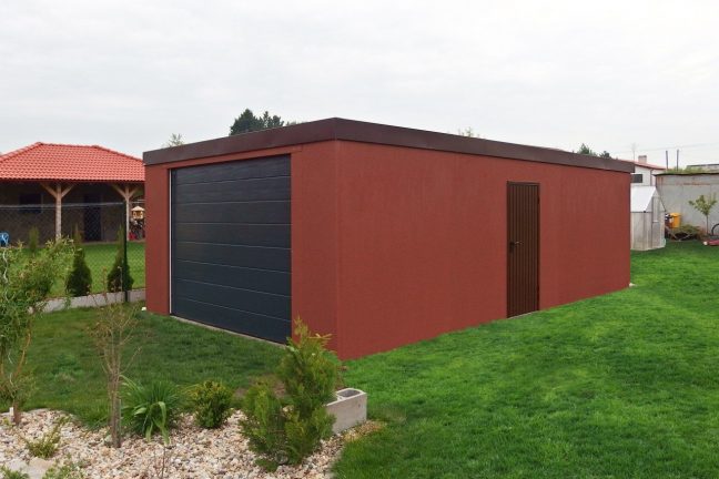 Tehlová garáž s antracitovou bránou