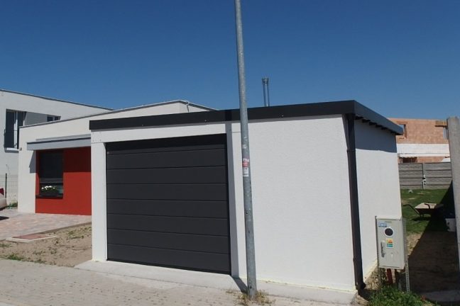 Biela garáž pre jedno auto