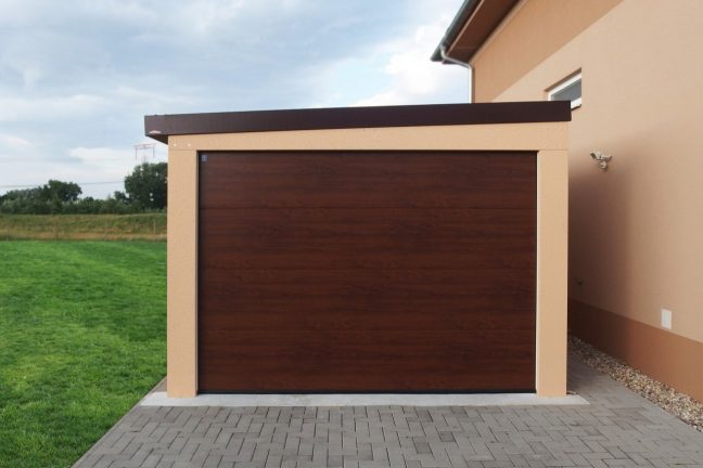Dizajnová garáž pre jedno auto s omietkou