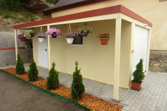 Montovaná garáž pre jedno auto s prístreškom