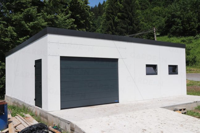 Montovaný sklad s antracitovou bránou Hormann