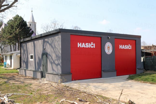 Garáž v antracitovej omietke s červenými bránami