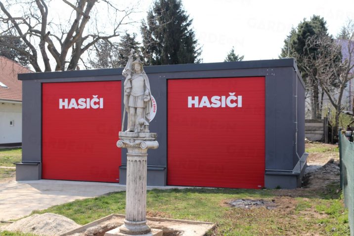 Moderná garáž pre hasičov