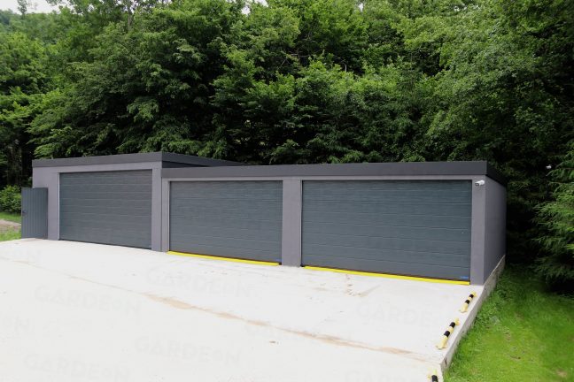 Montovaná garáž na mieru s antracitovými garážovými bránami