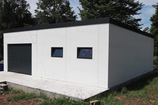 Montovaný oceľový sklad v bielej omietke