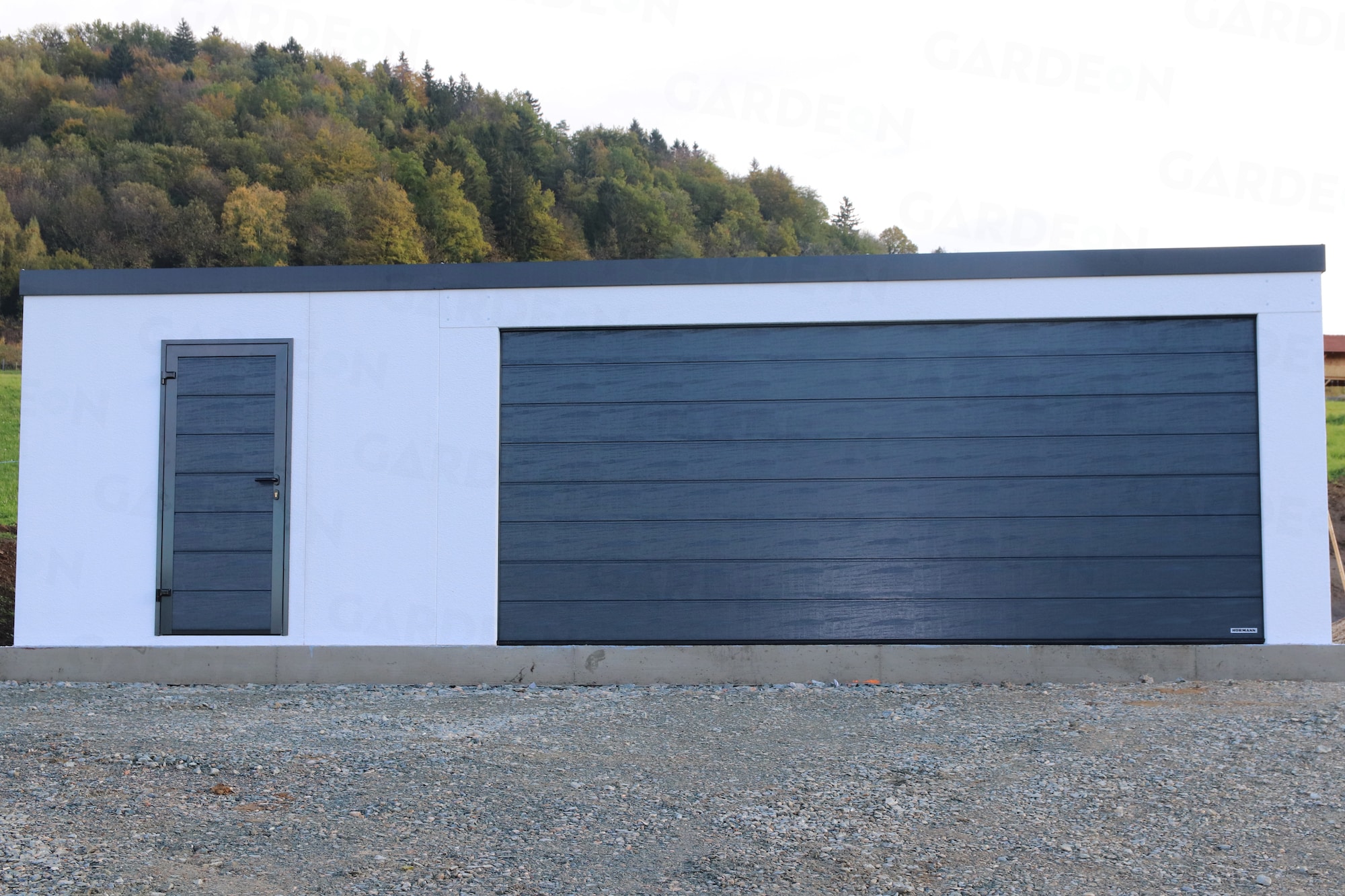 Montovan&aacute; gar&aacute;ž pre dve aut&aacute; v bielej omietke