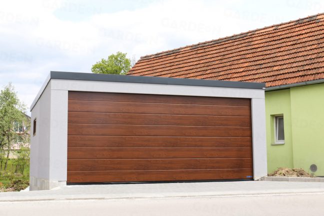 Montovaná dvojgaráž s bránou Hormann v hnedej farbe