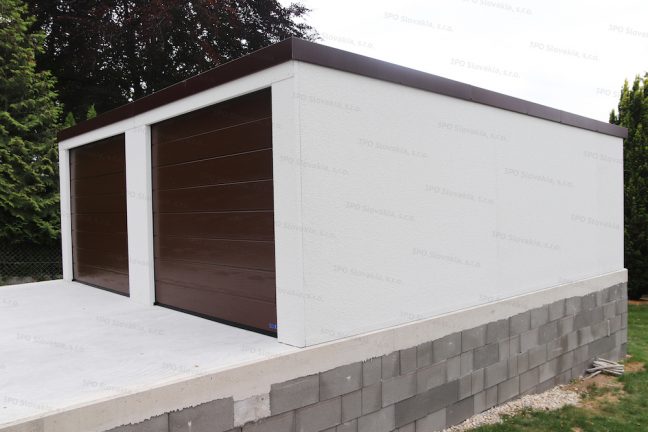 Bočná strana garáže pre dve autá v bielej omietke