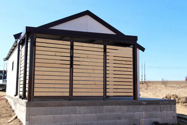 Montovaná pergola s drevenými zástenami