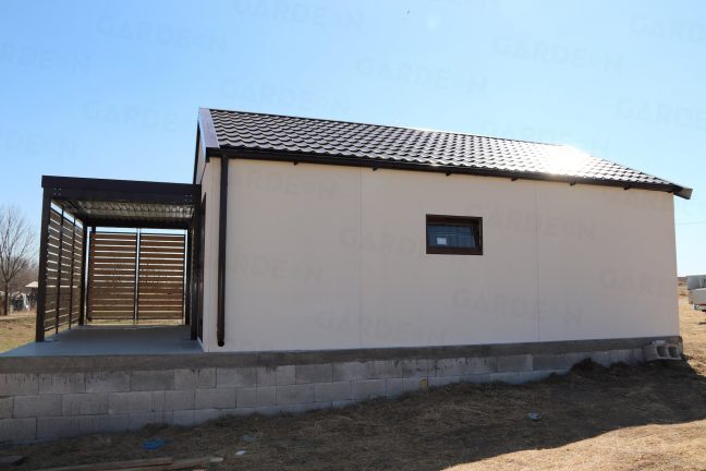 Garáž so sedlovou strechou v bielej omietke