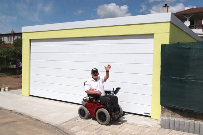 Zákazník pred montovanou garážou
