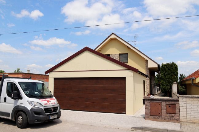 Garáž so sedlovou strechou v hnedej farbe