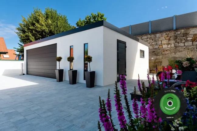 Kvetináče pred garážou