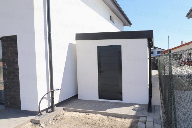 Zadná strana garáže pre jedno auto