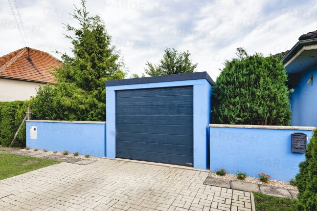 Garáž pre jedno auto zarovno plota