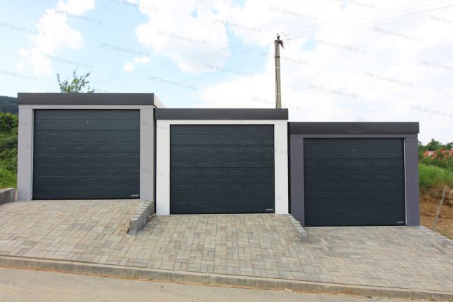 Tri jednogaráže s antracitovou sekcionálnou bránou Hormann