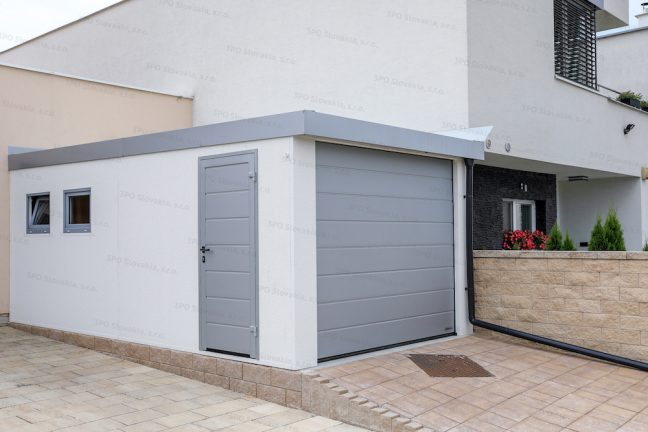 Garáž pre jedno auto GARDEON v bielej omietke so spádom na prednú stranu
