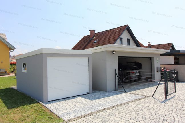 Garáž pre jedno auto GARDEON v svetlosivej omietke pri murovanej garáži