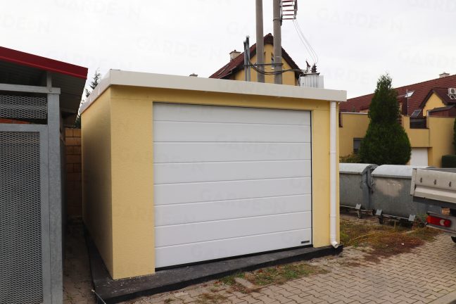 Garáž pre jedno auto so žltou omietkou